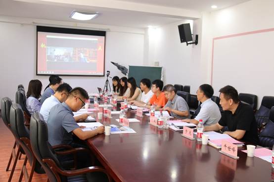 会议室里的人们

描述已自动生成